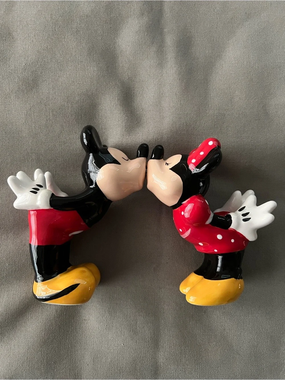 Disney Minnie & Mickey Ceramic Kissing Salt and Pepper Shakers